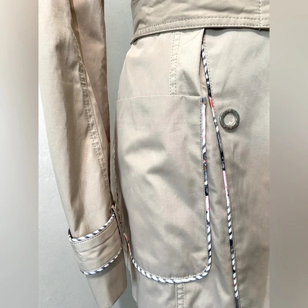 Classic Guess Belted Trench Coat size Double breasted with snap buttons.Size XS